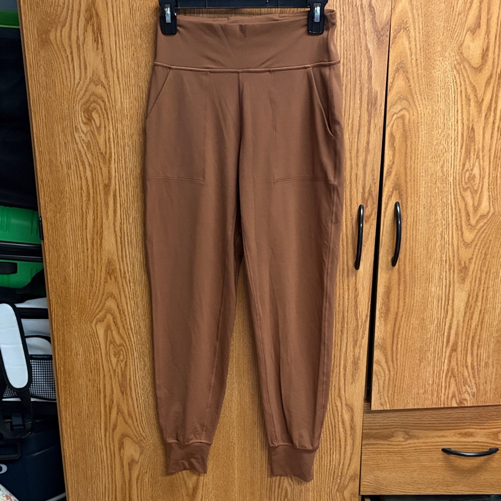 LULU ALIGN JOGGERS SIZE 6